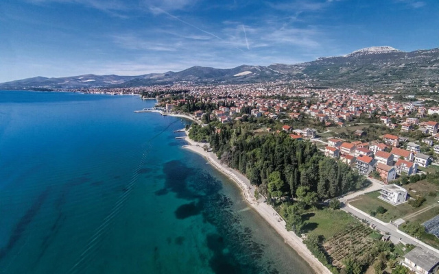 Amazing Apartment in Kastel Luksic With 1 Bedrooms and Wifi