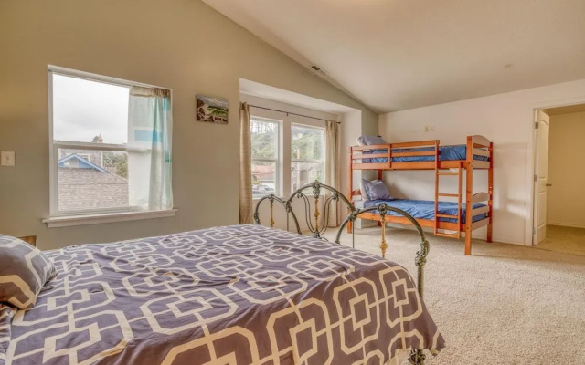 Yaquina Lighthouse View Beach Home