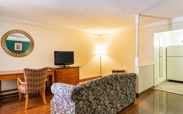 Rodeway Inn & Suites