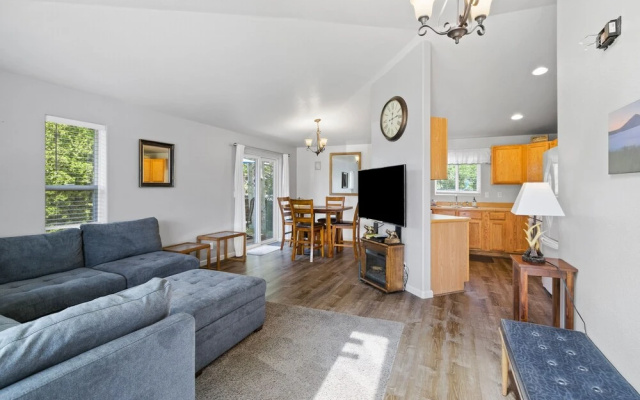 Dog-friendly Post Home With Private Hot Tub, Fire Pit, and BBQ on the Deck by Redawning