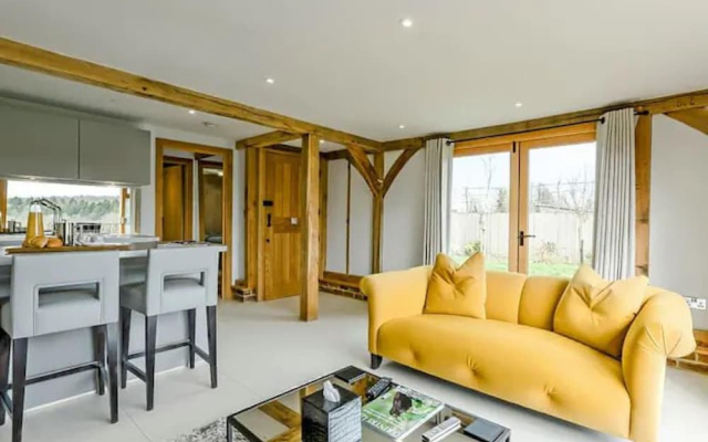 Tranquil Elm Lodge Escape in Canterbury
