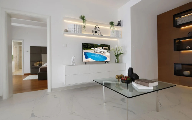 Apartment Garden with Swimming Pool