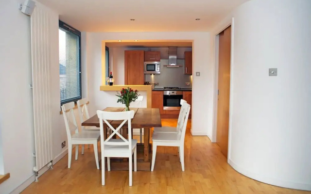 Smart 3 bedroomed flat with parking