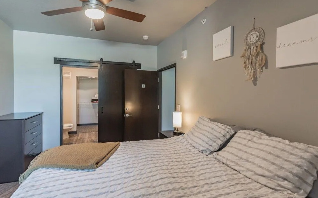 Spacious 2BR Suite W/patio Near Iowa State