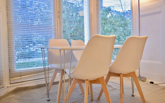 Elegant Mezzanine Studio Flat in Belsize Park