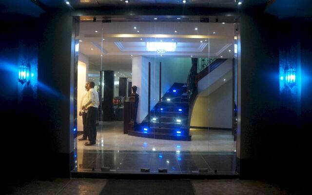 Oakspring Hotel & Luxury Suites вид на фасад