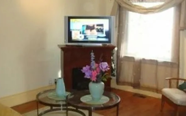 莱斯利村公寓酒店(Leslieville Furnished Home)