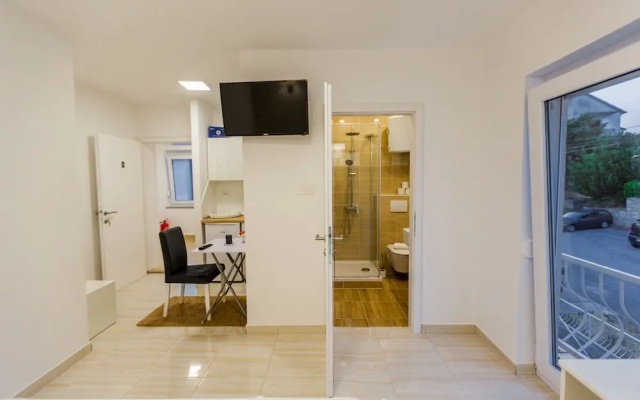 Apartmani Studio Sleeps 2 -parking -private Garden