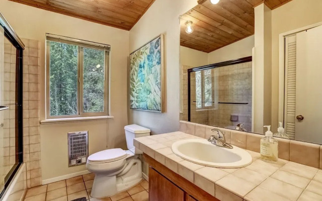 Stout House Cabin - Your Kids Favorite Backyard!