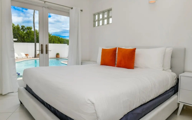 Ocean Front 7-bedroom 7-bath Sunset Views Malmok!