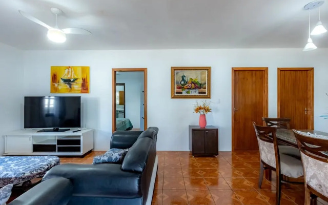 Casa com Churrasqueira e Rede a 210 m da Praia