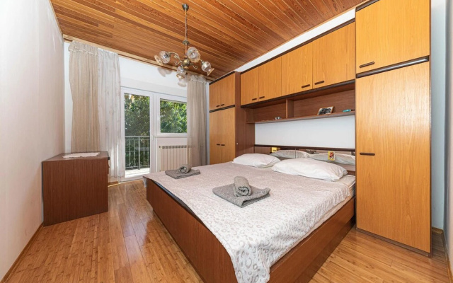 Stunning Apartment in Kastel Kambelovac With 3 Bedrooms and Wifi