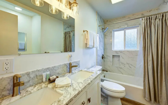 Dog-friendly Oakhurst Home: Walk to Downtown!