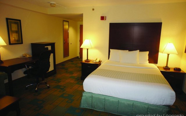 La Quinta Inn & Suites Boston-Somerville 0