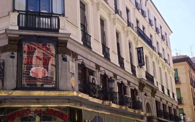 Отель Hostal Esmeralda вид на фасад