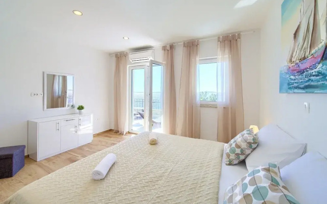 Villa in Cres With Sea Views & Pool