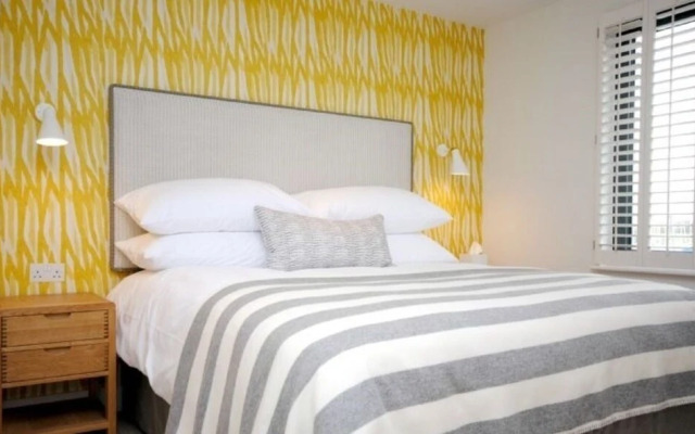 6 The Salterns, Chichester 402450