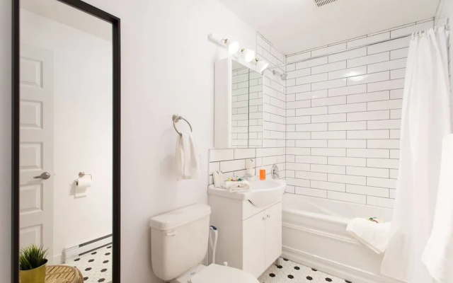 Charming Montreal 3 bdr Apartment Next to Subway
