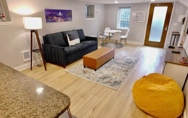 DC Beckons Darling Apt Sleeps 4