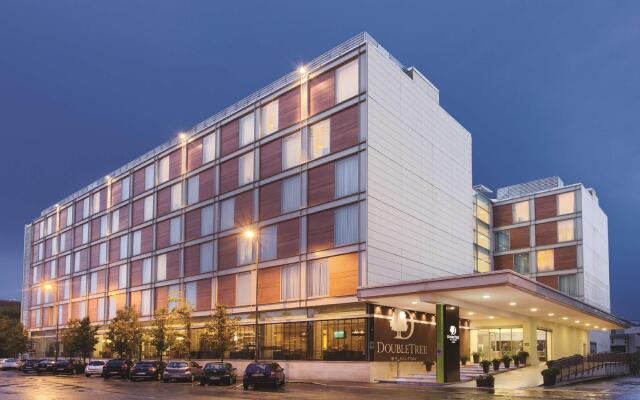 Отель DoubleTree by Hilton Milan Милан вид на фасад