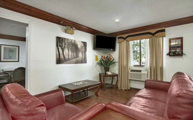 Super 8 by Wyndham Canton/Livonia Area