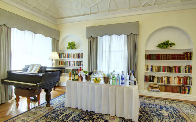 Roger Smith Hotel