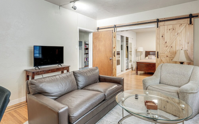 Walkable Dtwn Oakland Apt w/ Shared Rooftop!