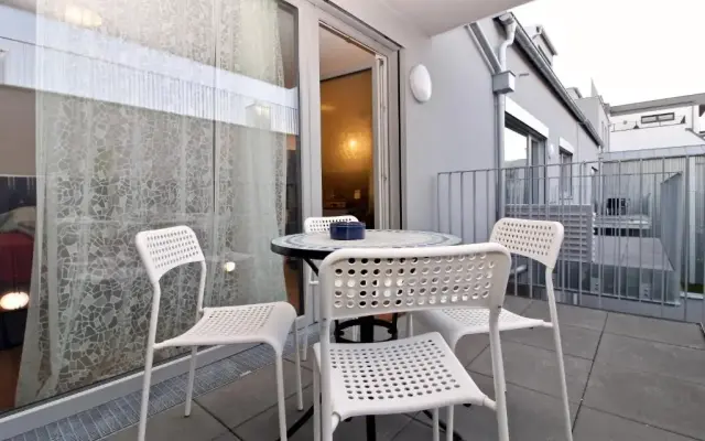 Balcony/Pool/Free Parking Garage Studio