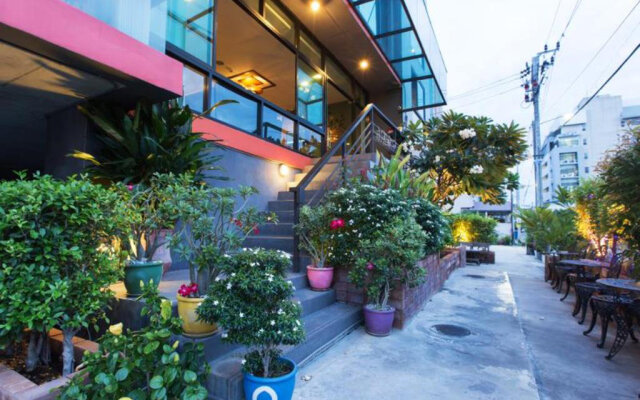 B2 Bangkok Hotel - Srinakarin вид на фасад