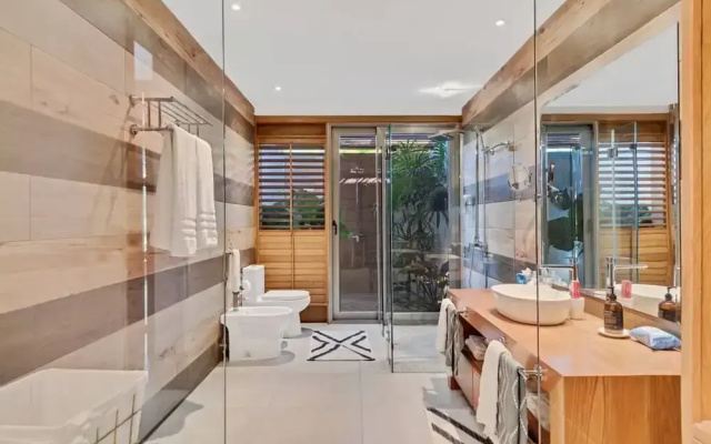 Modern Oasis Stunning Views of Golf Course River