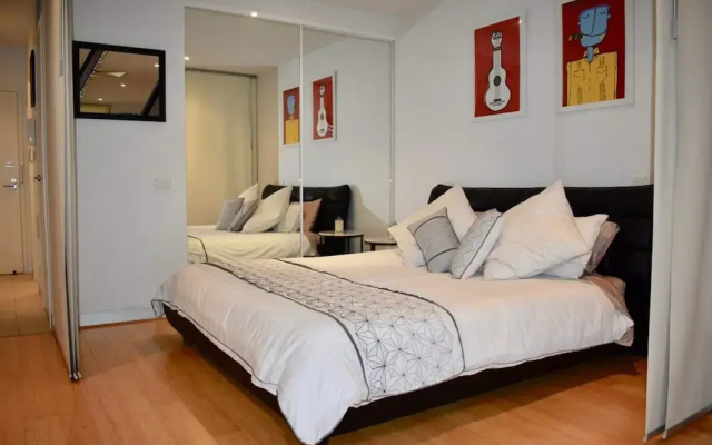 Spacious 1 Bedroom Apartment in the Heart of Melbourne's CBD