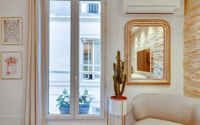 Historical Apartment in the Heart of Paris - 2