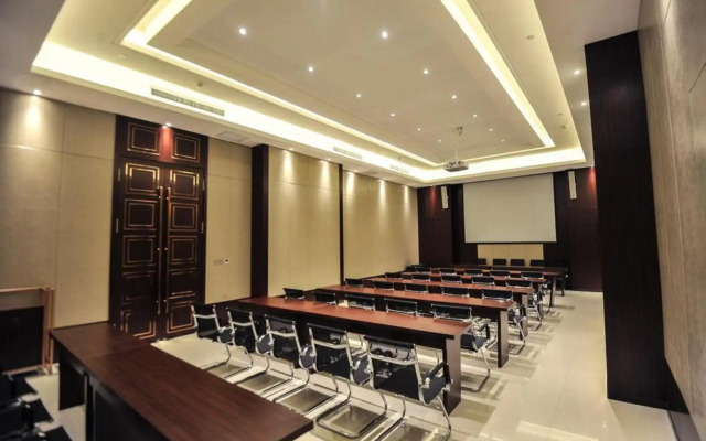Daqing Jixiang Kaiyue Business Hotel (Daqing East Station People's Hospital)