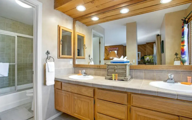 100 Ridgepoint 4 Bedroom Condo