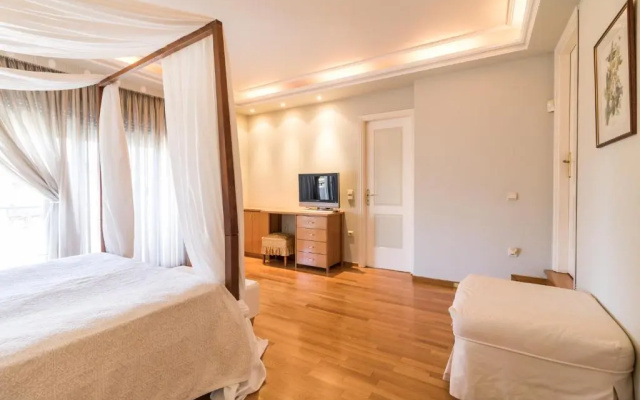 4 bdr Villa with Private Pool in Glyfada