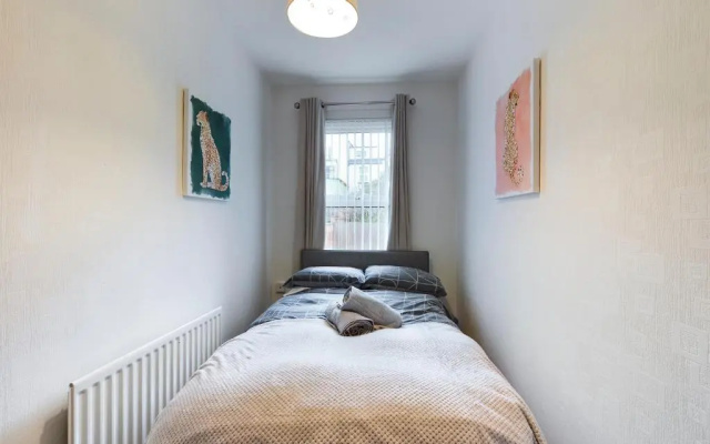Cheerful 3 bedroom home with free parking and WIFI
