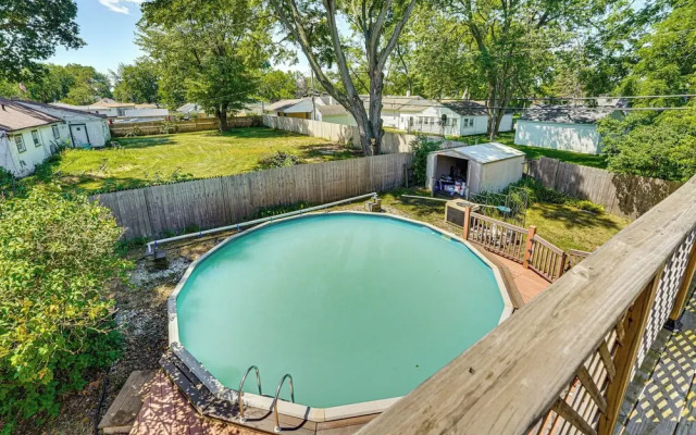 Private Pool & Yard: Pet-friendly Home in Toledo