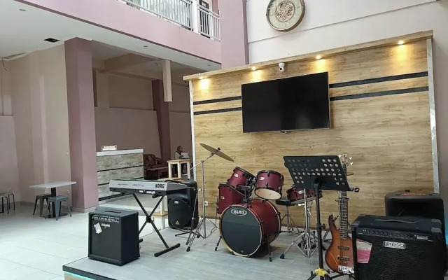 Karana Guesthouse Syariah Bandung & Luang Cafe