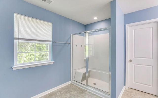 Pet-friendly Ladson Home: 23 Mi to Charleston!