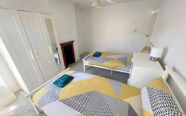 Spacious 4-bed House in Thornton Heath
