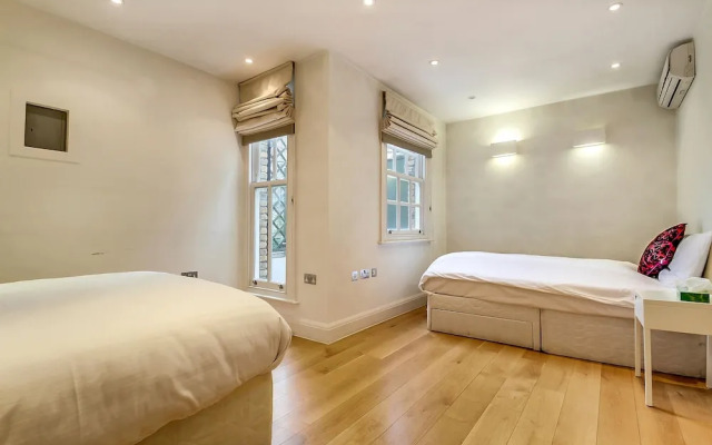 Pont Street Mews Townhouse