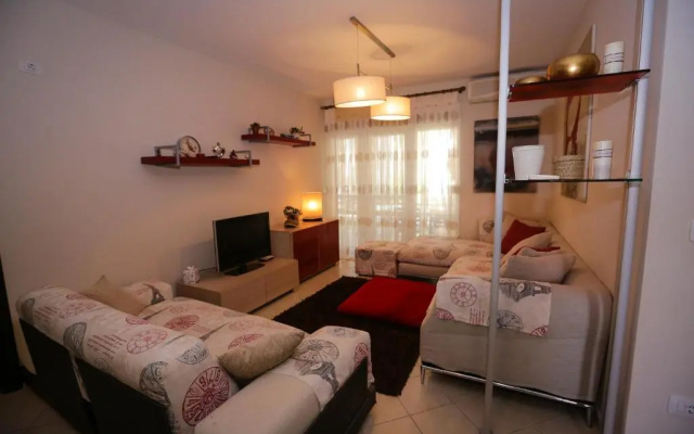 Pine-Tree Apt w/ Private Garden 50 m from the Sea