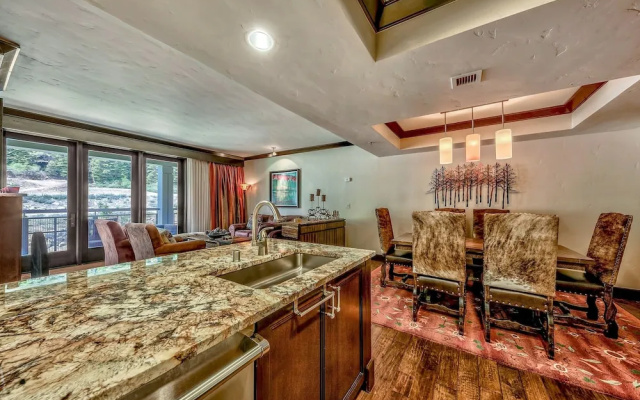 Luxurious 3 Bedroom Mid-Mountain at Northstar Condo by RedAwning