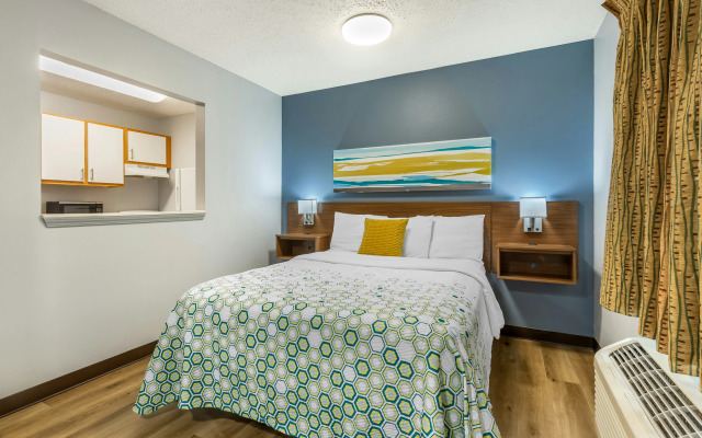 HomeTowne Studios & Suites by Red Roof Greensboro