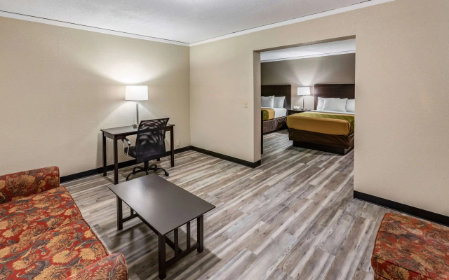Econo Lodge Inn & Suites