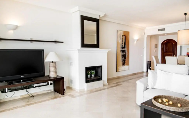 Front-line garden apartment in Palm Beach, Marbella