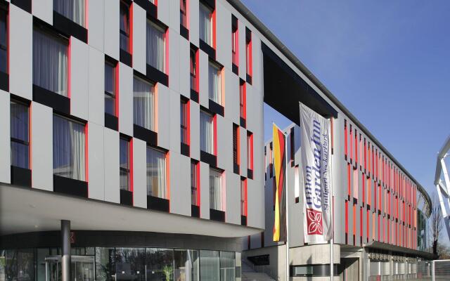 Отель Hilton Garden Inn Stuttgart Neckar Park вид на фасад