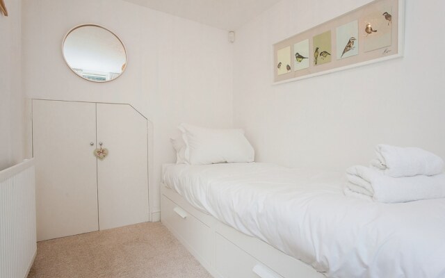 Отель Modern 2 Bed Garden Flat, St Johns Wood комната для гостей