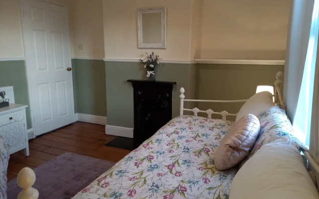 Charming 4-bed Victorian House in Retford