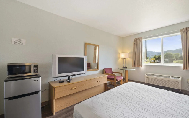 Garibaldi Inn at the Bay